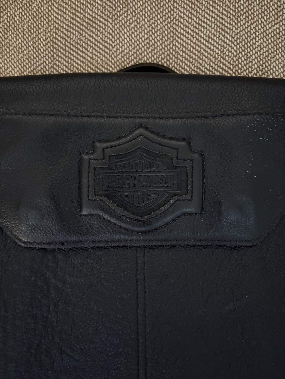 Harley-Davidson Black Leather Messenger Bag with Embossed Shield - Picture 3 of 4